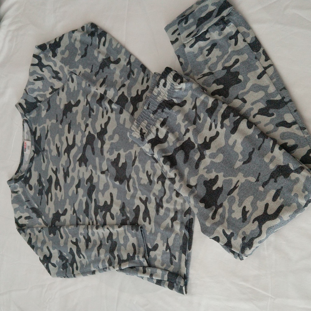32 Heat Gray Camo Matching Set Long Sleeve Shirt & Pants Sleepwear Boys Sz L